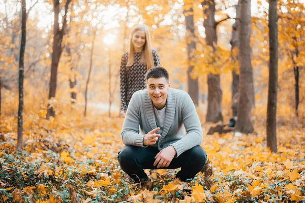 Belo Feliz Jovem Casal Passar Tempo Juntos Parque Outono — Fotografia de Stock