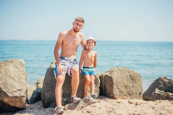 Glücklicher Vater Und Sohn Badebekleidung Sitzen Sommer Zusammen Strand — Stockfoto