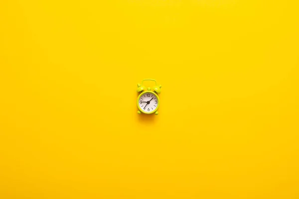 Vista Superior Del Reloj Despertador Sobre Fondo Amarillo Con Espacio —  Fotos de Stock