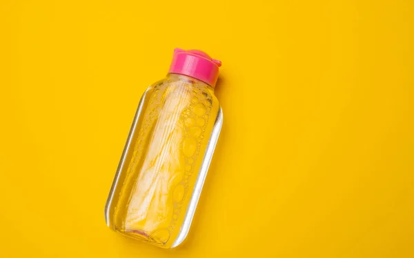 Micelar Água Limpeza Para Remover Cosméticos Limpar Pele Fundo Amarelo — Fotografia de Stock