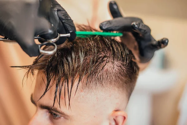 Barbearia Close Corte Cabelo Homem Mestre Fazendo Estilo Cabelo Barbearia — Fotografia de Stock