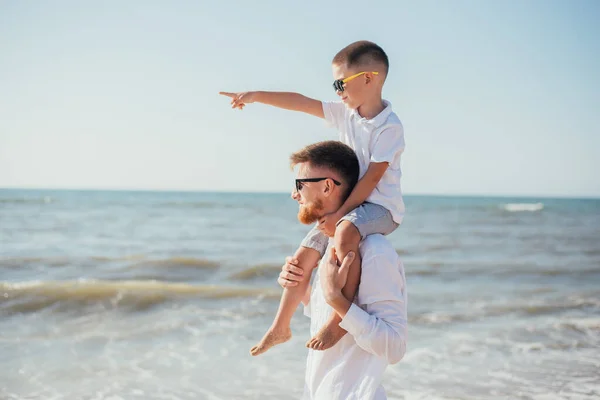 Gelukkig Jong Vader Dragen Hals Schattig Zoontje Het Strand — Stockfoto