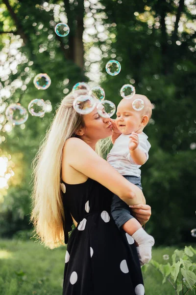 Feliz Madre Jugando Con Hijo Parque — Foto de Stock