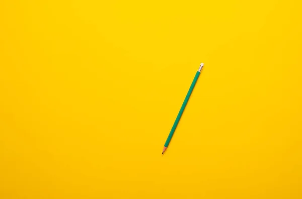Nahaufnahme Eines Grünen Bleistifts Auf Gelbem Hintergrund Flacher Stil — Stockfoto