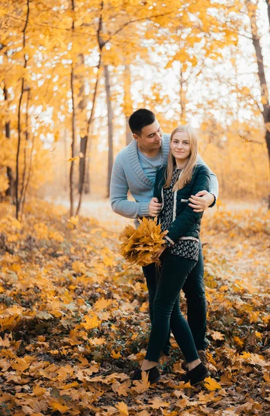 Mooi Gelukkig Jong Paar Staan Samen Knuffelen Herfst Bos — Stockfoto