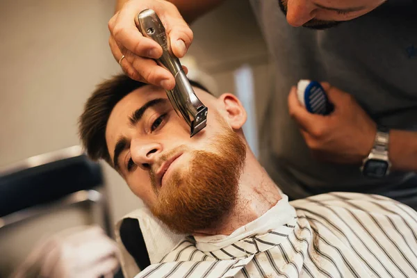 Tiro Cortado Cabelo Corte Mestre Barba Homem Barbearia Cabeleireiro Fazendo — Fotografia de Stock