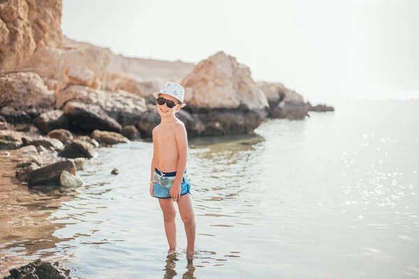 Niedliche Glückliche Kleine Junge Steht Meerwasser Einem Sommertag — Stockfoto