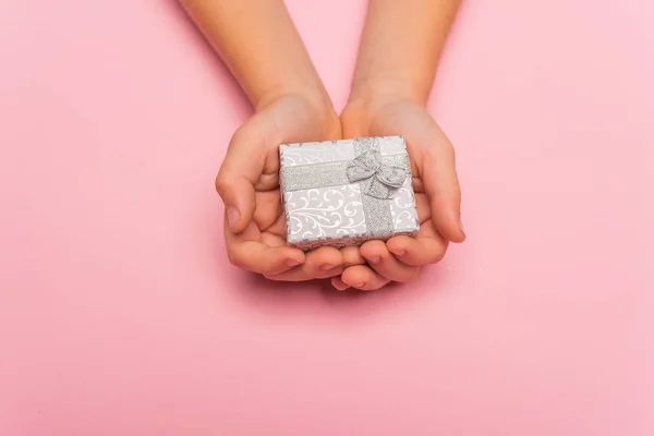Cropped Shot Person Holding Gift Box Pink Background — Stock Photo, Image