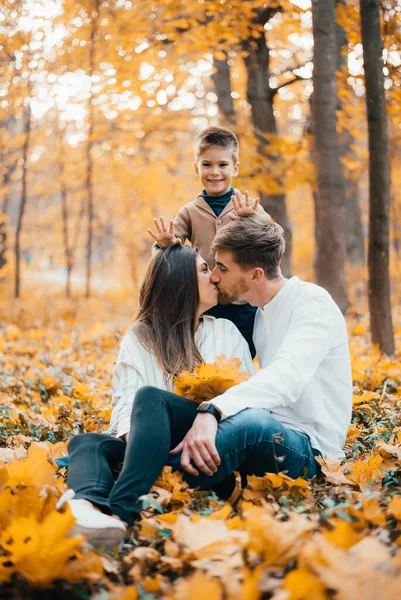 Gelukkig Jong Gezin Brengen Tijd Samen Herfst Bos — Stockfoto