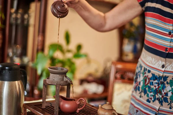 Обрезанный Снимок Человека Наливающего Чай Чайника Время Традиционной Азиатской Чайной — стоковое фото