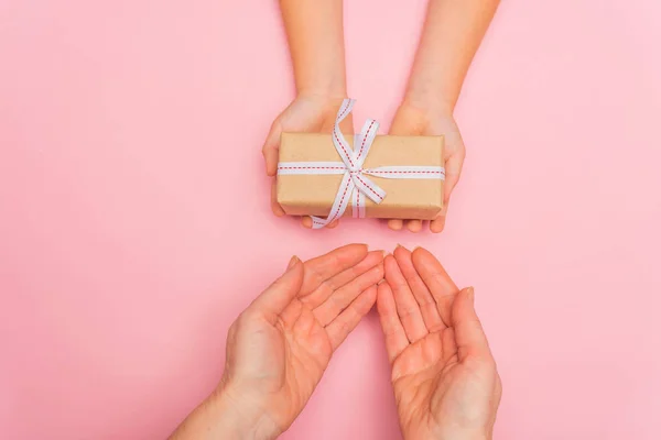 Vista Parziale Persone Possesso Scatola Regalo Sfondo Rosa — Foto Stock