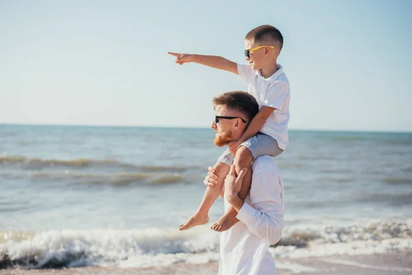 Щасливий Молодий Батько Носить Шиї Чарівного Маленького Сина Пляжі — стокове фото