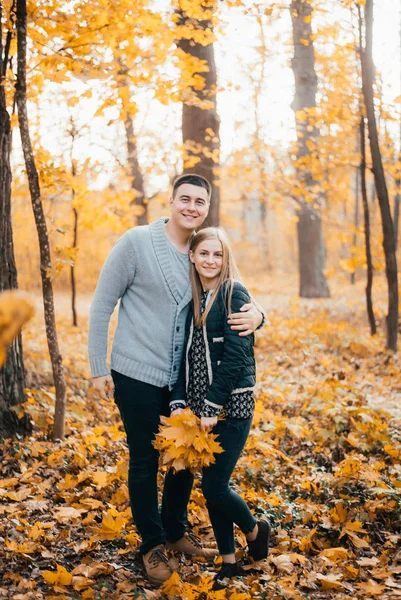 Beautiful Happy Young Couple Standing Together Hugging Autumn Park — ストック写真