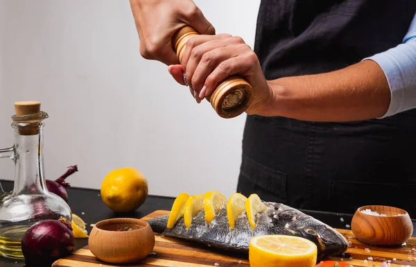 Частичный Вид Человека Готовящего Вкусную Рыбу Ломтиками Лимона Овощами — стоковое фото