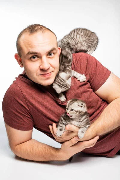 Guapo Sonriente Joven Jugando Con Adorables Gatitos Esponjosos Sobre Fondo — Foto de Stock