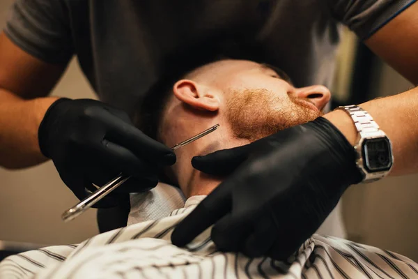 Visão Parcial Barbeiro Barbear Barba Para Homem Barbearia — Fotografia de Stock