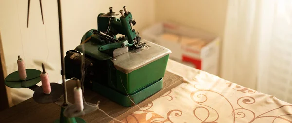 Крупним Планом Вид Зеленої Старовинної Швейної Машини Робочому Місці — стокове фото