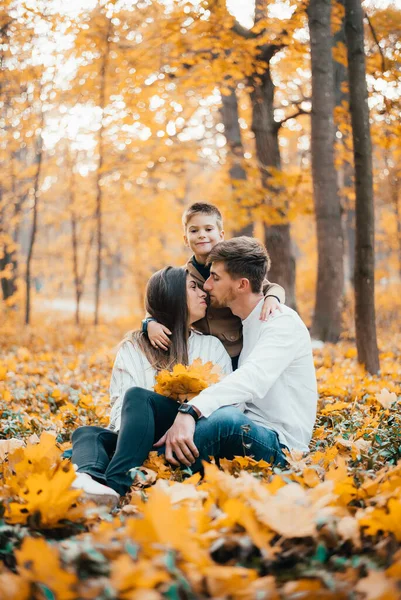 快乐的年轻家庭在秋天的森林里共度时光 — 图库照片