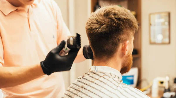Young Man Being Trimmed Professional Electric Clipper Machine Barbershop — Stock Photo, Image