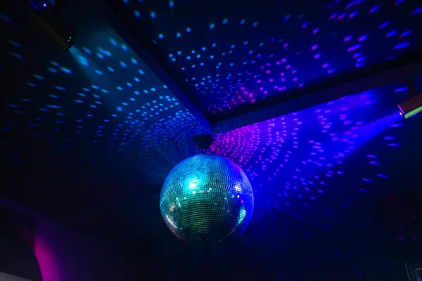 Low Winkel Ansicht Der Discokugel Mit Hellen Strahlen Nacht Party — Stockfoto