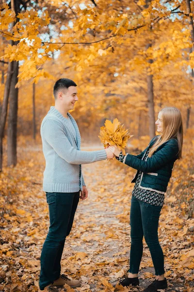 Belo Feliz Jovem Casal Segurando Folhas Laranja Parque Outono — Fotografia de Stock