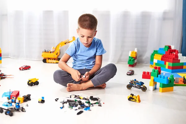 Schattig Jongetje Spelen Met Bouw Plastic Speelgoed Blokken Kid Spelen — Stockfoto