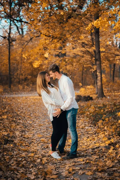 快乐的年轻夫妇 在秋天的公园中拥抱 — 图库照片