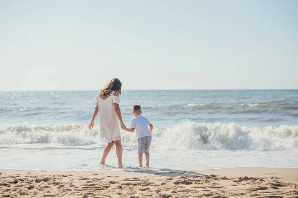 Rückansicht Der Jungen Mutter Mit Ihrem Niedlichen Kleinen Sohn Der — Stockfoto