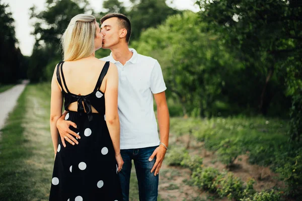 Pasangan Bahagia Jatuh Cinta Musim Panas — Stok Foto