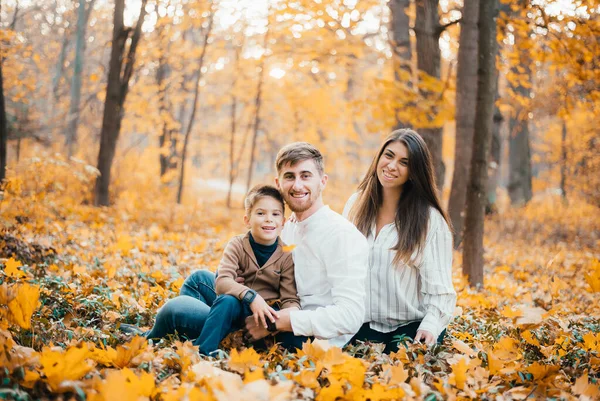 Hermosa Familia Joven Feliz Con Niño Sentado Juntos Parque Otoño — Foto de Stock