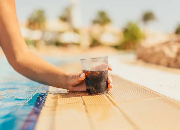 Beskärs Skott Person Som Håller Glas Med Uppfriskande Dryck Nära — Stockfoto