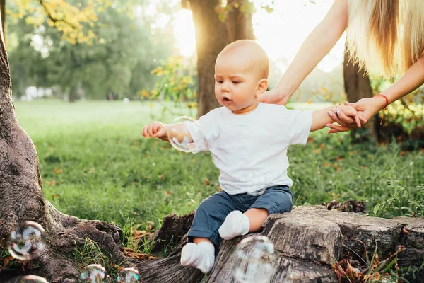 Kleine Jongen Spelen Met Zijn Moeder Het Park — Stockfoto