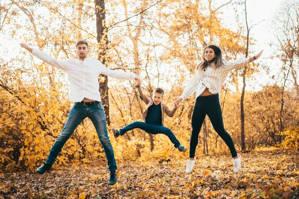 Gelukkig Jong Gezin Springen Samen Herfst Bos — Stockfoto