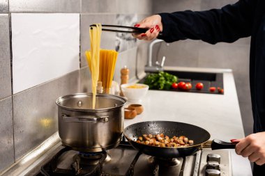 Mutfakta gurme İtalyan makarnası pişiren kişinin kısmi görüntüsü
