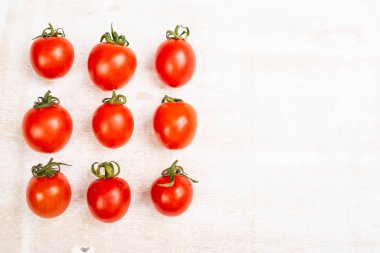 Açık arkaplanda taze olgun kırmızı domateslerin yakın plan görüntüsü