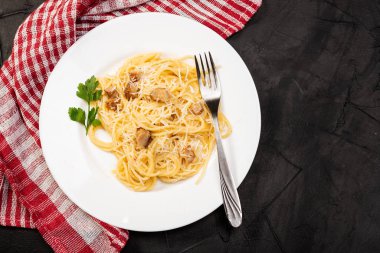 Carbonara makarna, pancetta, yumurta, parmesan peyniri ve krem soslu spagetti. Geleneksel İtalyan mutfağı. Üst görünüm  