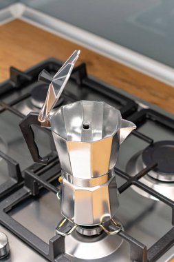 Mutfaktaki fırında kahve makinesinin yakın plan görüntüsü.  