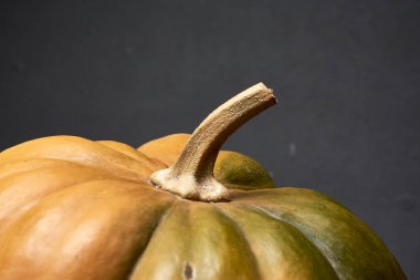 Siyah arkaplanda olgun balkabağının yakın plan görüntüsü