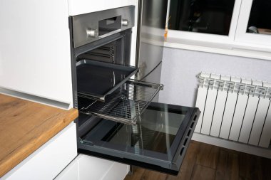Modern mutfak iç mekanında elektrikli fırın