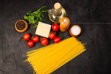 Parmesan peynirli, yağlı, baharatlı ve domatesli nefis pişmemiş makarna manzarası. 