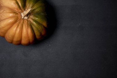 Siyah arka planda taze taze organik balkabağı manzarası