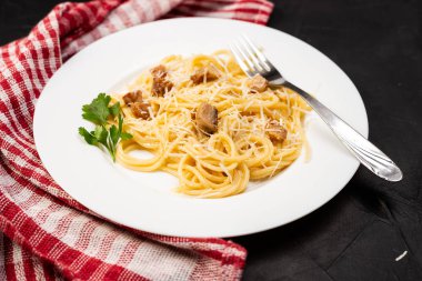 Carbonara makarna, pancetta, yumurta, parmesan peyniri ve krem soslu spagetti. Geleneksel İtalyan mutfağı. Yakın çekim görünümü 