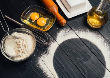 Ahşap masada ev yapımı hamur işi için malzemeler pişiriyorum. Fırın kavramı