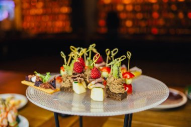 Meyve ve sebzeli yakın plan düğün masası.  