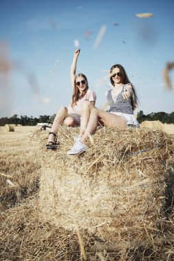 Buğday tarlasında samanlıkta iki kadın