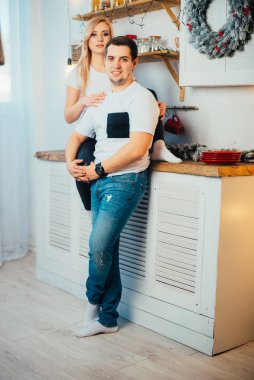 Noel 'de mutfakta genç ve güzel bir çift.