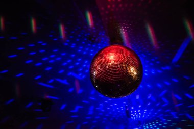 Parlak ışınları, gece parti arka plan ile disko topu