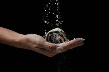 Haşhaş tohumlu ekmekleri pişiren kadının kısmi görüntüsü