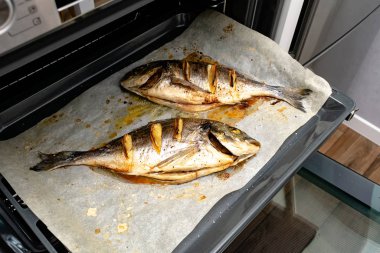 Fırında limon dilimleri pişmiş lezzetli balığın yakın plan görüntüsü.