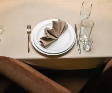 Restoranda kutlama için servis edilen masanın seçici odağı